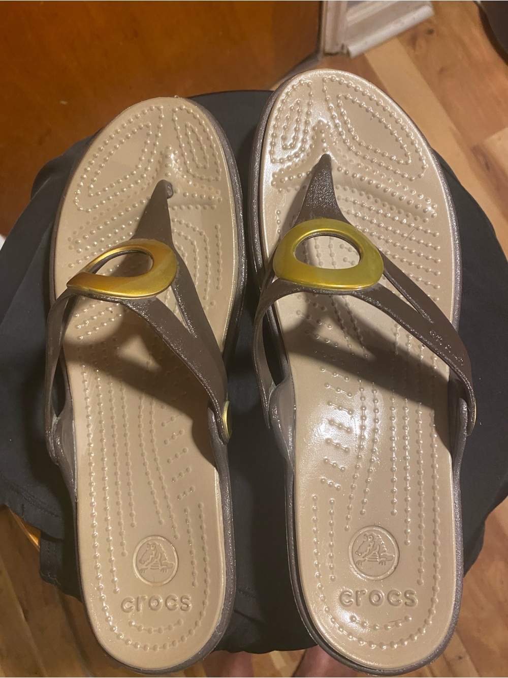 Crocs Sanrah Beveled Circle Wedge Sandals in the Espresso / Gold colorway. - Picture 3 of 7